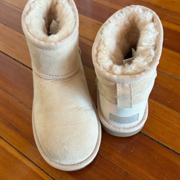 UGG Like New Size 3 Low Boots - Picture 4 of 5